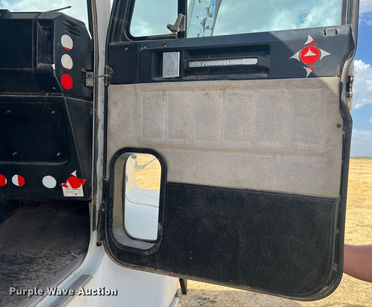 image for item DS8477 1997 Freightliner FLD  semi truck