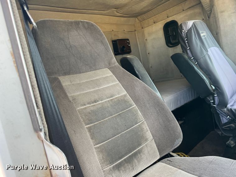 image for item DS8477 1997 Freightliner FLD  semi truck