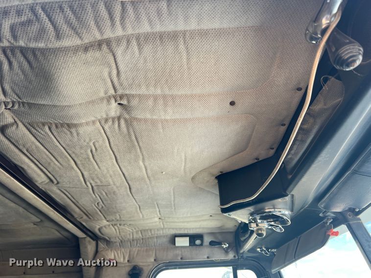 image for item DS8477 1997 Freightliner FLD  semi truck