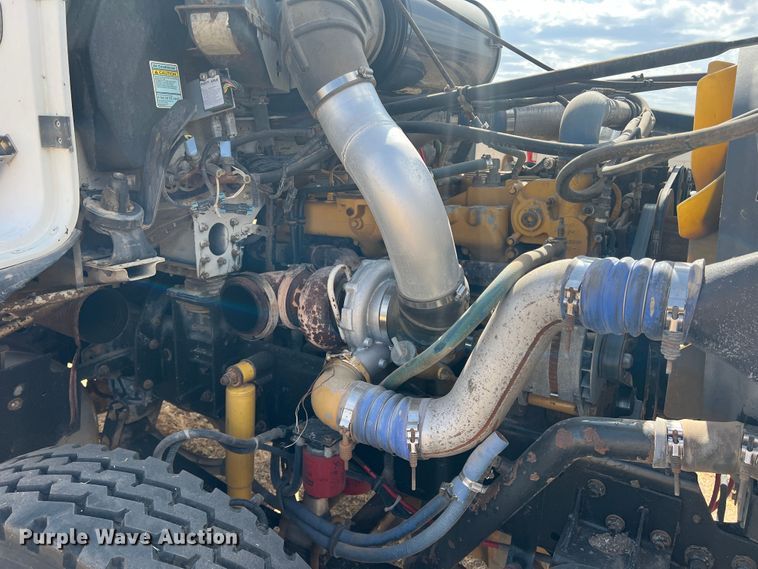 image for item DS8477 1997 Freightliner FLD  semi truck