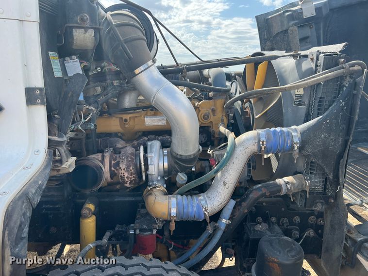 image for item DS8477 1997 Freightliner FLD  semi truck