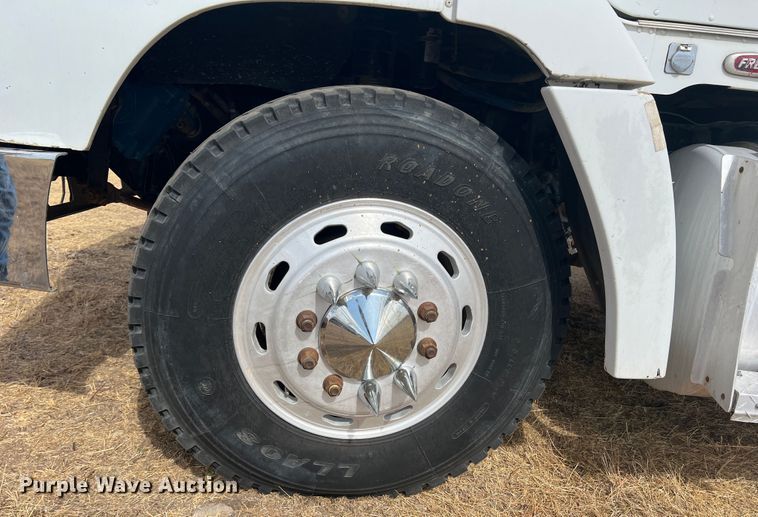 image for item DS8477 1997 Freightliner FLD  semi truck