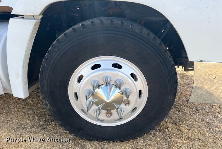 image for item DS8477 1997 Freightliner FLD  semi truck