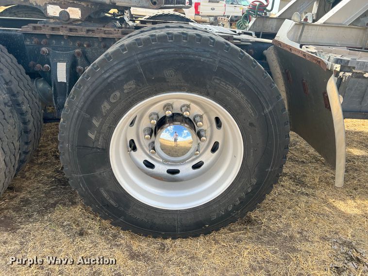 image for item DS8477 1997 Freightliner FLD  semi truck