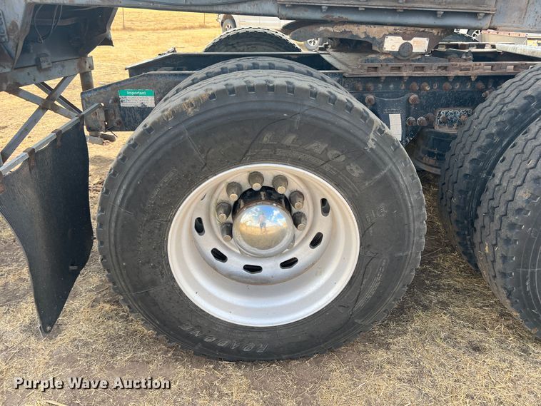 image for item DS8477 1997 Freightliner FLD  semi truck