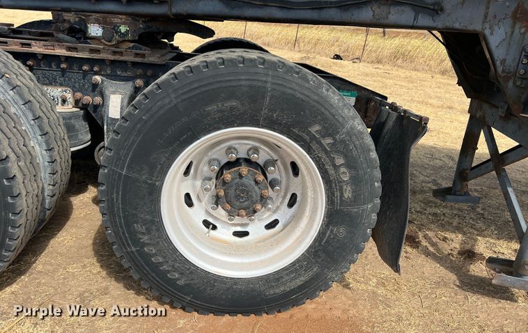 image for item DS8477 1997 Freightliner FLD  semi truck