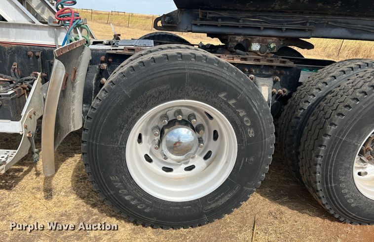 image for item DS8477 1997 Freightliner FLD  semi truck