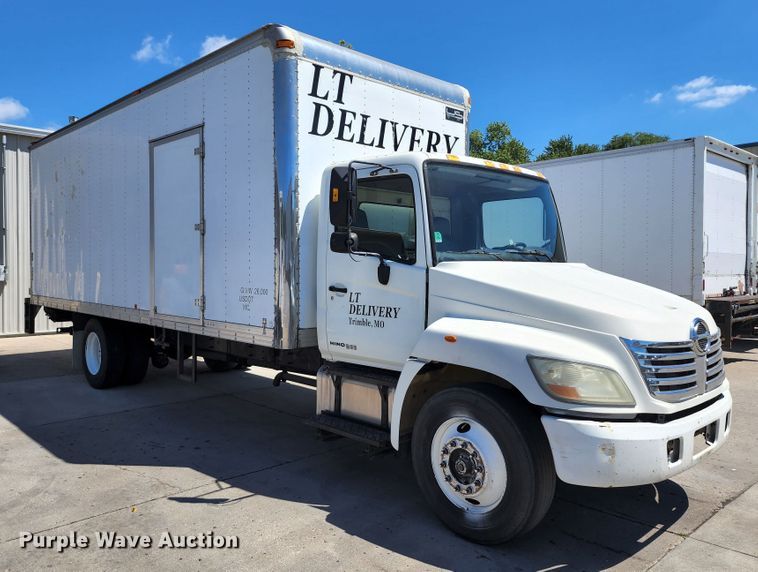 image for item JB9073 2007 Hino 268  box truck