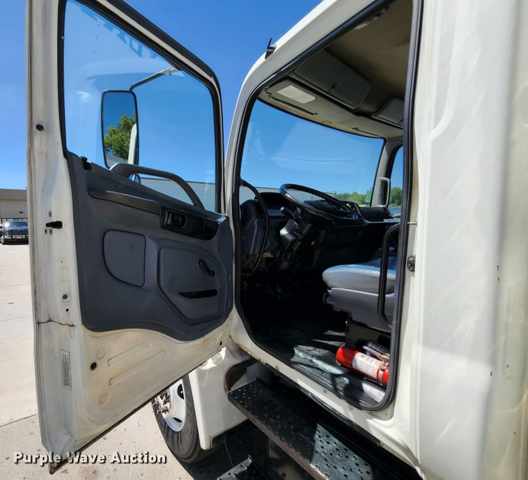 image for item JB9073 2007 Hino 268  box truck