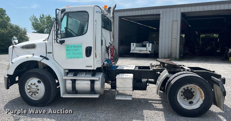 image for item JM9190 2007 Freightliner Business Class M2  semi truck