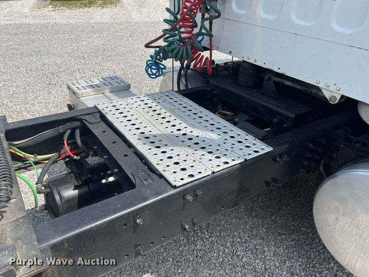 image for item JM9190 2007 Freightliner Business Class M2  semi truck