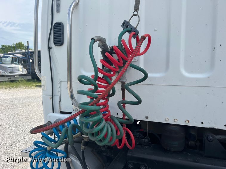 image for item JM9190 2007 Freightliner Business Class M2  semi truck