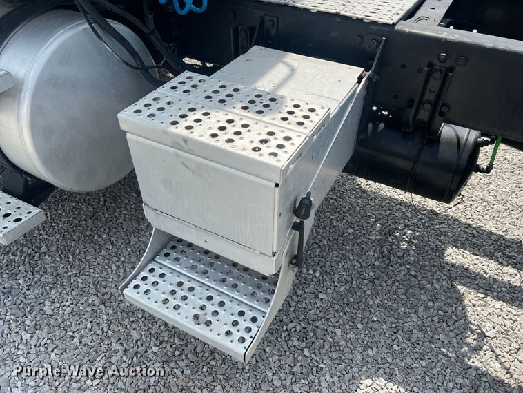 image for item JM9190 2007 Freightliner Business Class M2  semi truck