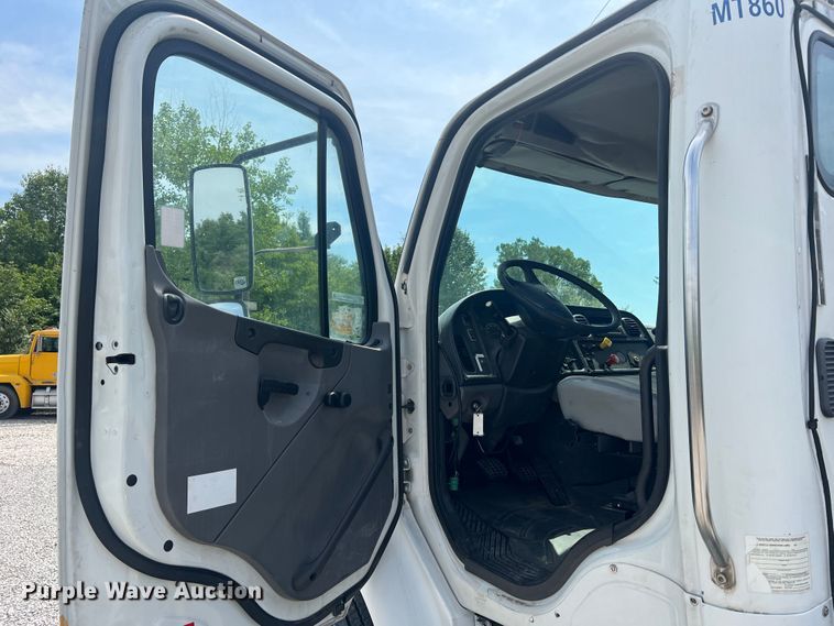 image for item JM9190 2007 Freightliner Business Class M2  semi truck