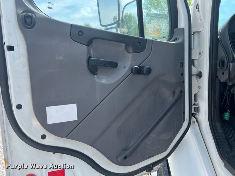 image for item JM9190 2007 Freightliner Business Class M2  semi truck