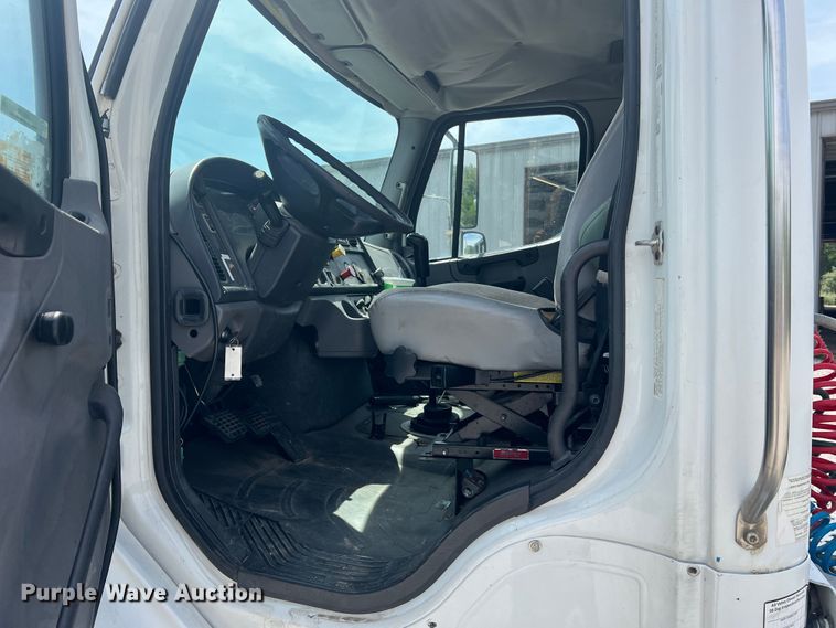 image for item JM9190 2007 Freightliner Business Class M2  semi truck