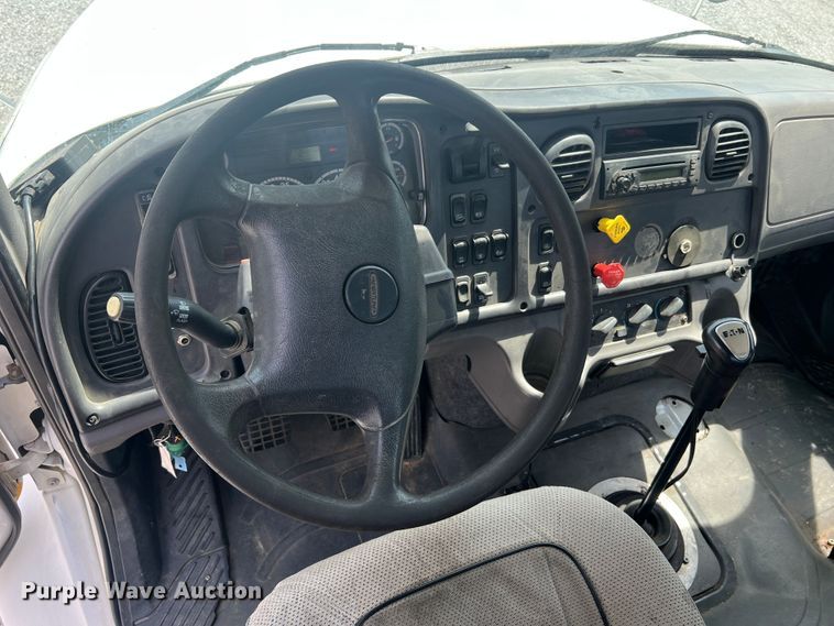 image for item JM9190 2007 Freightliner Business Class M2  semi truck