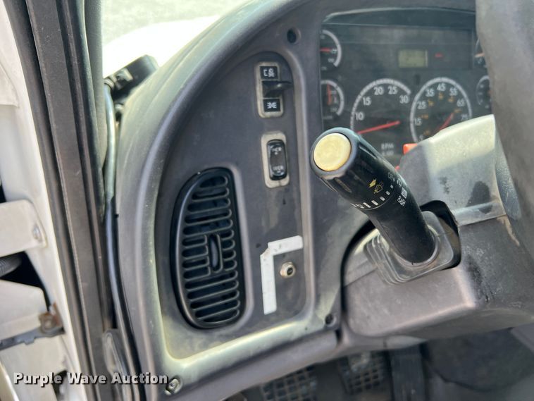 image for item JM9190 2007 Freightliner Business Class M2  semi truck