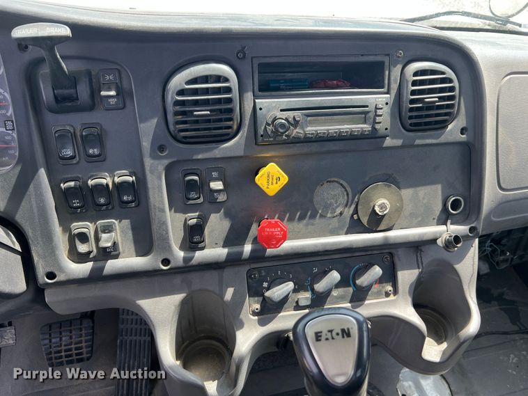 image for item JM9190 2007 Freightliner Business Class M2  semi truck