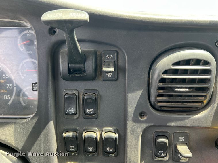 image for item JM9190 2007 Freightliner Business Class M2  semi truck