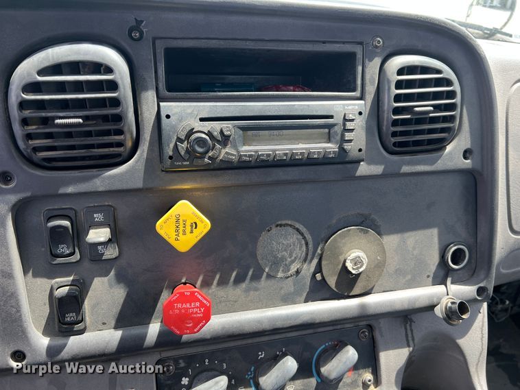 image for item JM9190 2007 Freightliner Business Class M2  semi truck