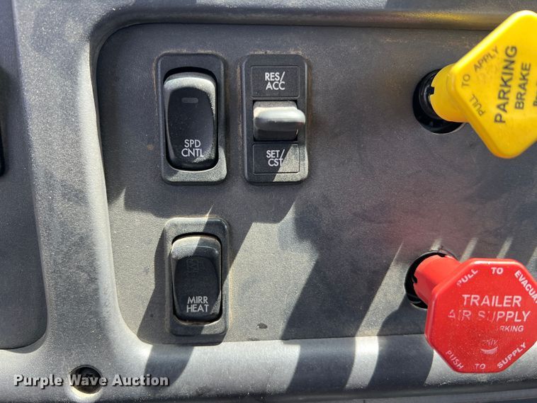 image for item JM9190 2007 Freightliner Business Class M2  semi truck