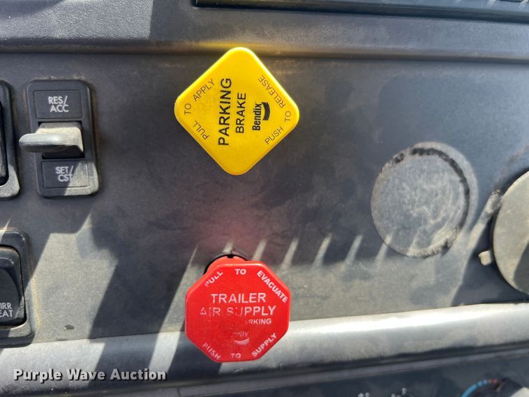 image for item JM9190 2007 Freightliner Business Class M2  semi truck