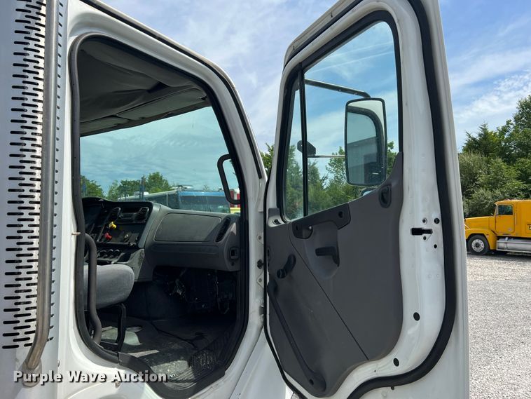 image for item JM9190 2007 Freightliner Business Class M2  semi truck