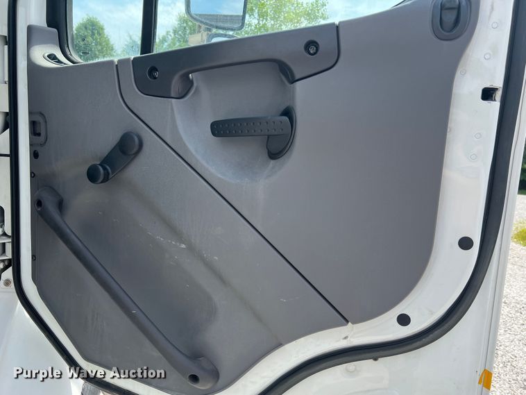 image for item JM9190 2007 Freightliner Business Class M2  semi truck