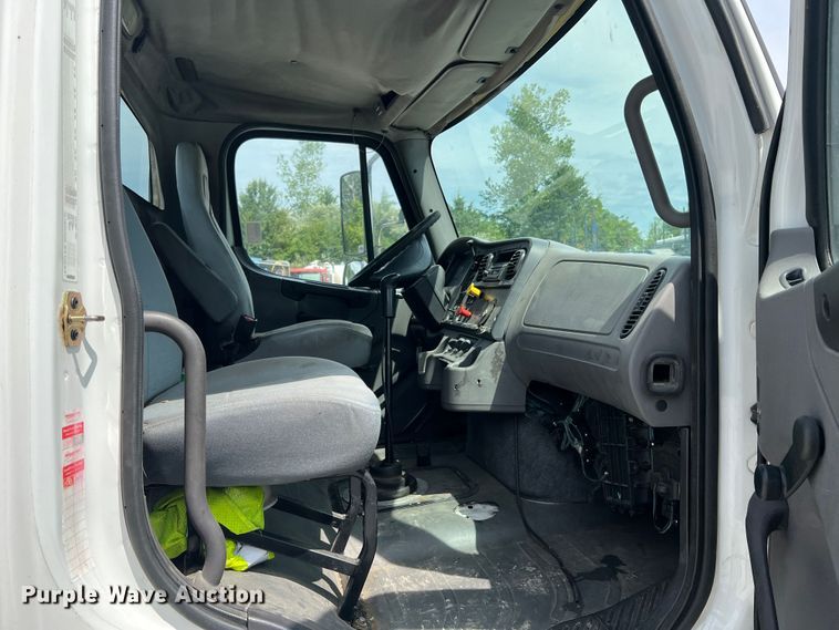 image for item JM9190 2007 Freightliner Business Class M2  semi truck