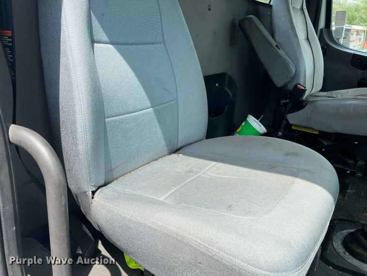 image for item JM9190 2007 Freightliner Business Class M2  semi truck