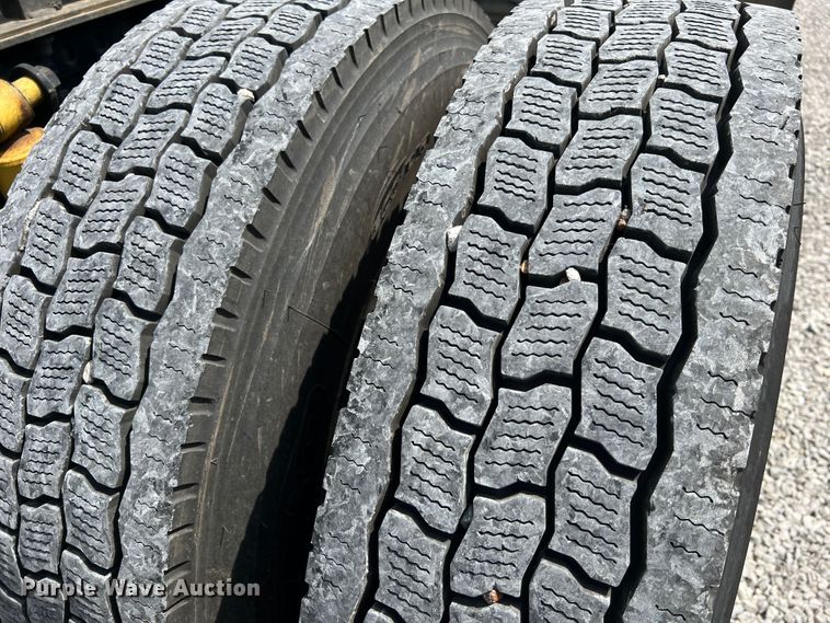 image for item JM9190 2007 Freightliner Business Class M2  semi truck