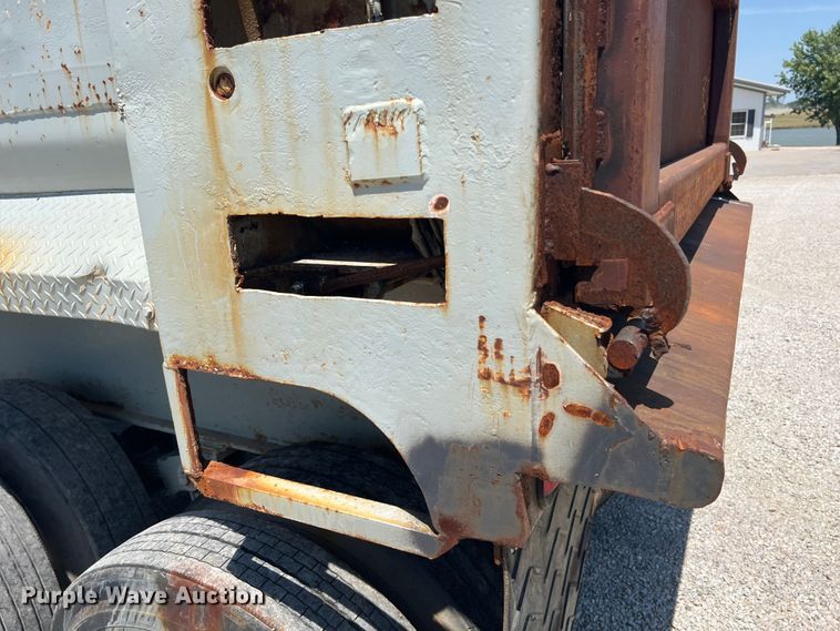 image for item JX9359 2001 Clement  end dump trailer