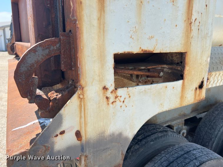 image for item JX9359 2001 Clement  end dump trailer