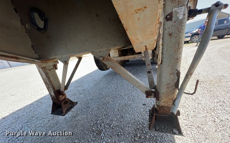 image for item JX9359 2001 Clement  end dump trailer