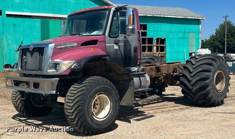 image for item JX9366 2003 International 7400  truck cab and chassis