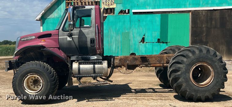 image for item JX9366 2003 International 7400  truck cab and chassis