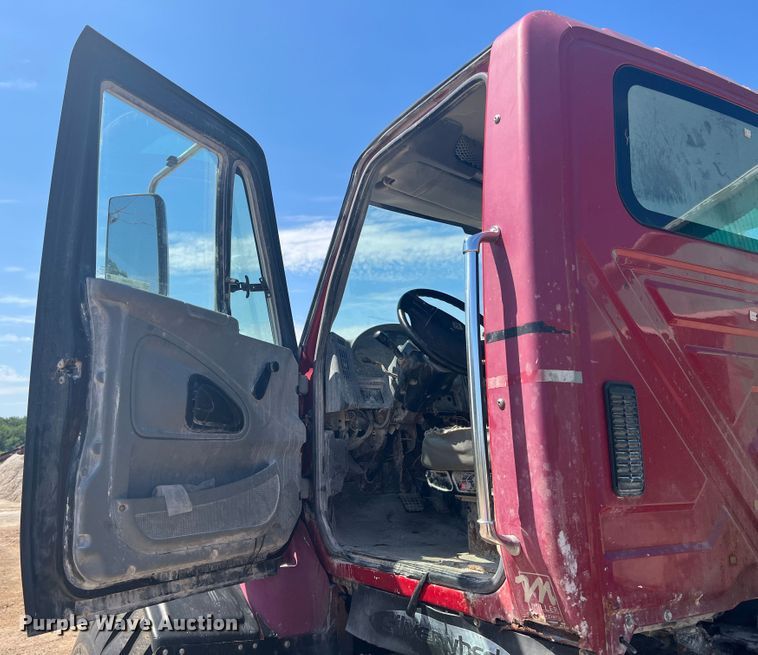 image for item JX9366 2003 International 7400  truck cab and chassis