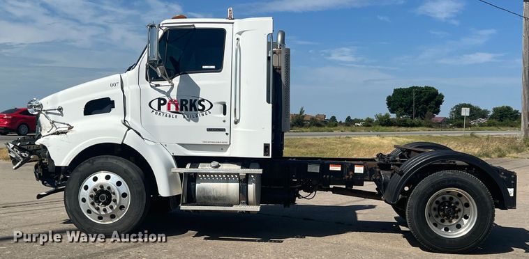 image for item JX9372 2005 Sterling 9500  truck cab and chassis