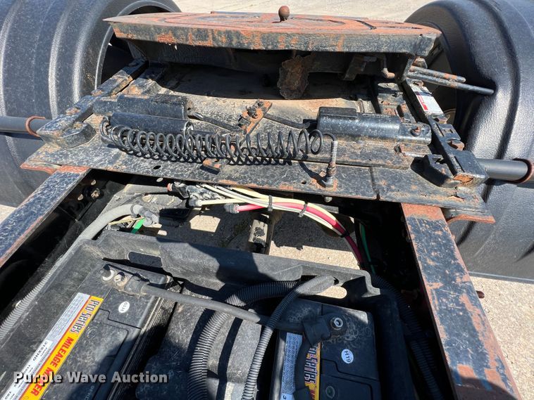 image for item JX9372 2005 Sterling 9500  truck cab and chassis