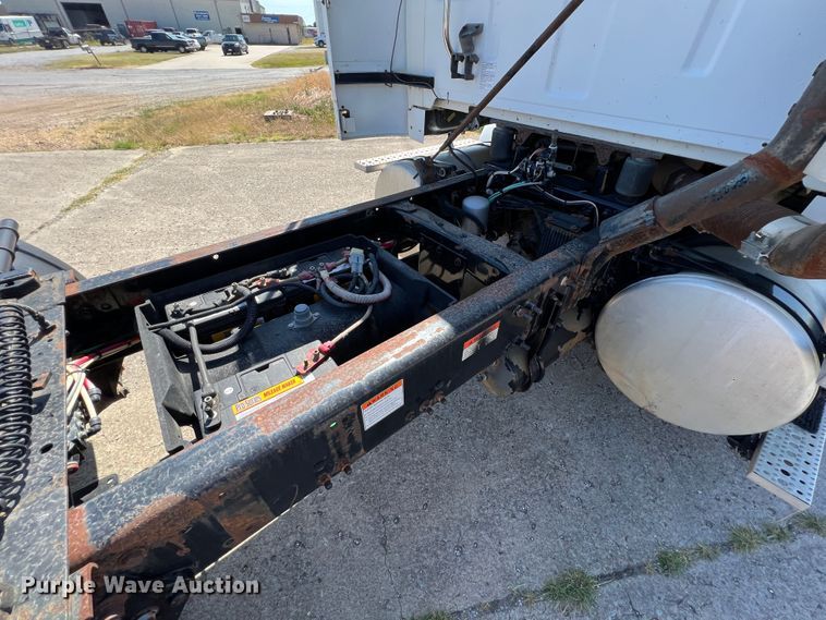 image for item JX9372 2005 Sterling 9500  truck cab and chassis