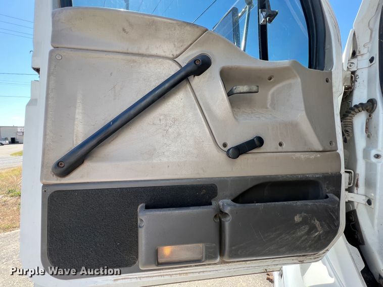 image for item JX9372 2005 Sterling 9500  truck cab and chassis