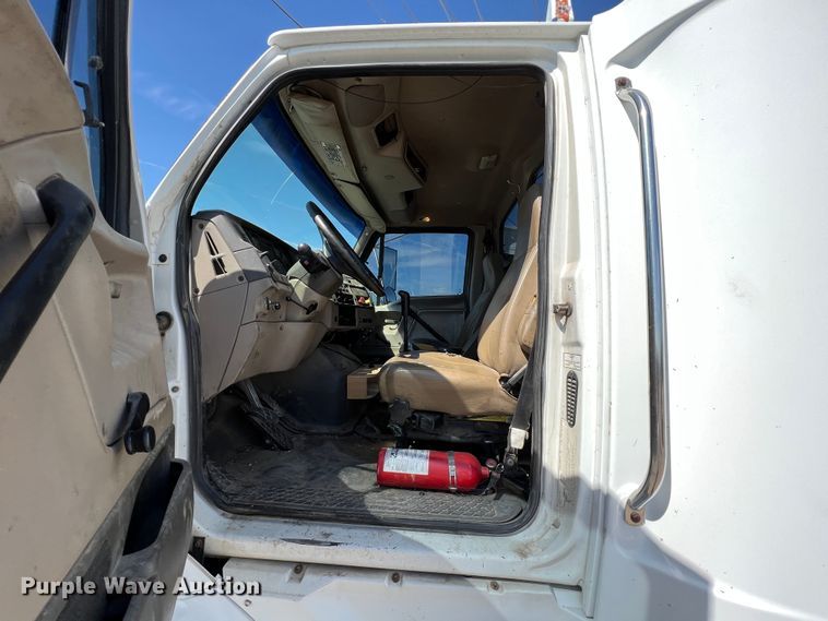 image for item JX9372 2005 Sterling 9500  truck cab and chassis