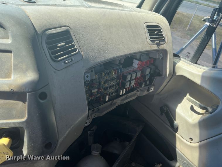 image for item JX9372 2005 Sterling 9500  truck cab and chassis