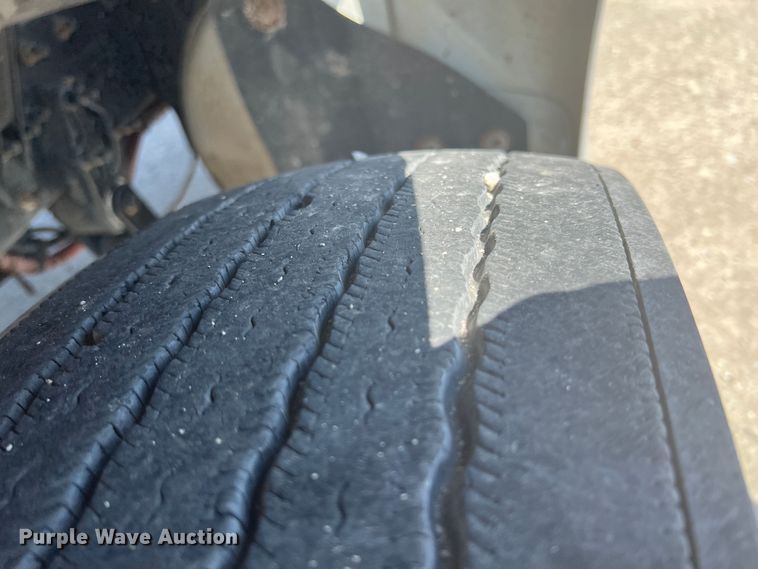 image for item JX9372 2005 Sterling 9500  truck cab and chassis