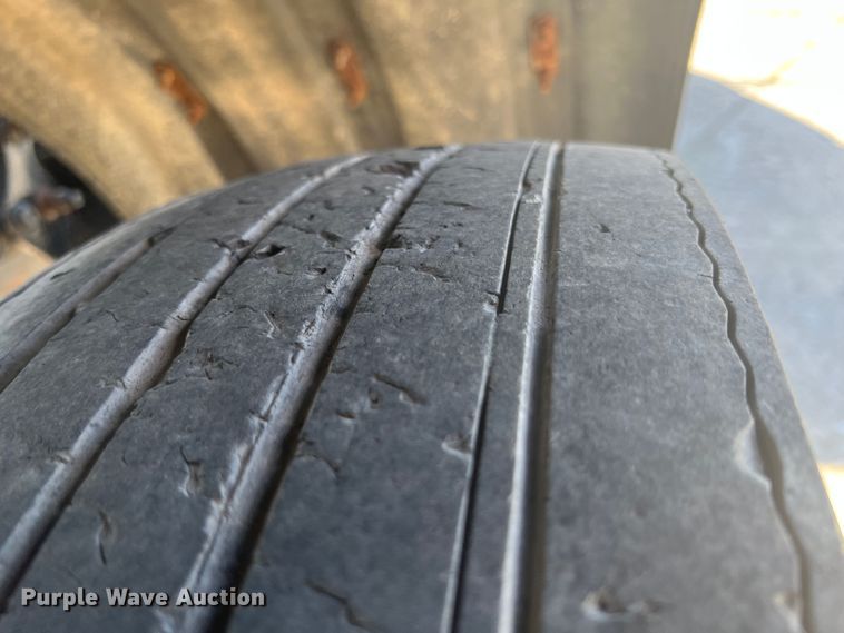 image for item JX9372 2005 Sterling 9500  truck cab and chassis