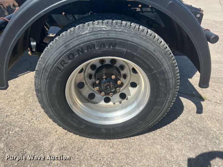 image for item JX9372 2005 Sterling 9500  truck cab and chassis