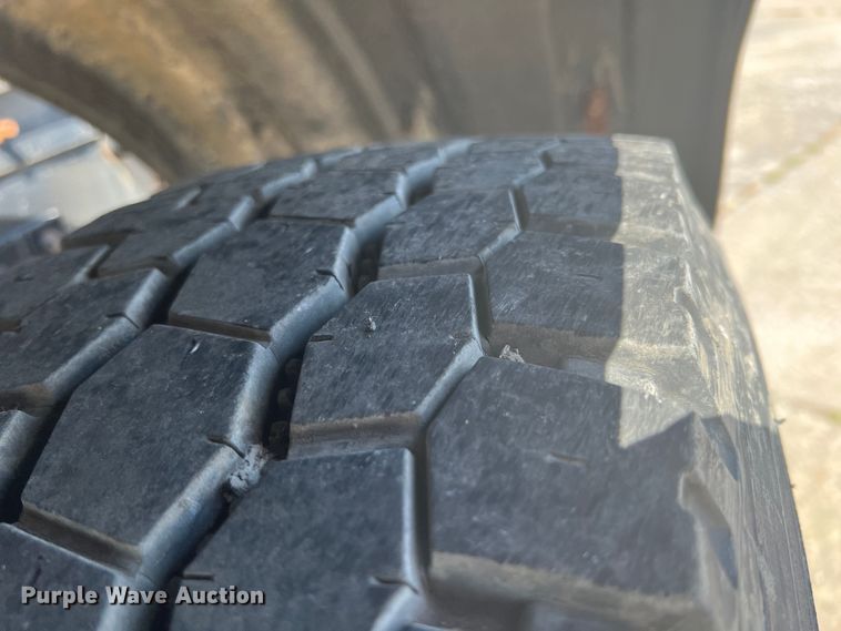 image for item JX9372 2005 Sterling 9500  truck cab and chassis