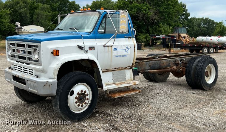 image for item JX9395 1987 GMC 7000  truck cab and chassis