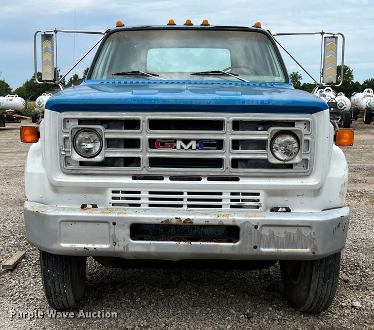 image for item JX9395 1987 GMC 7000  truck cab and chassis